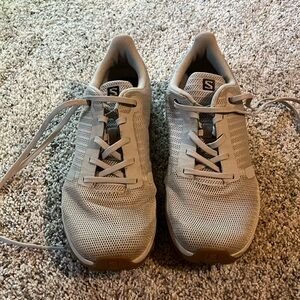 Salomon Outbound Prism hiking sneaker with
contagrip sole, size 8M (USA), gray